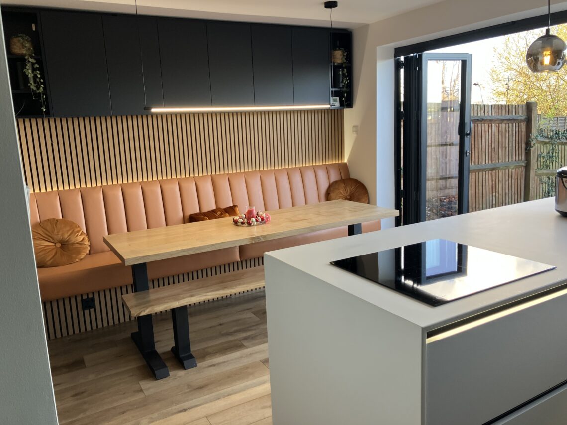 Dining Area Peninsular and Banquette, Hampshire Architect